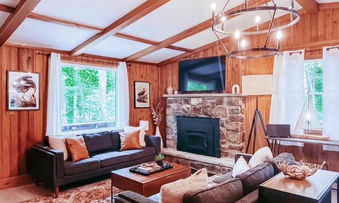 Gouldsboro House | Stylish and Cozy Cabin, Walking Distance to Big Bass Lake