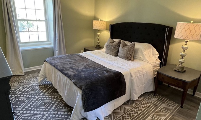 Seven Oaks Condo | Stylish and Cozy One Bedroom Condo in Prime Location