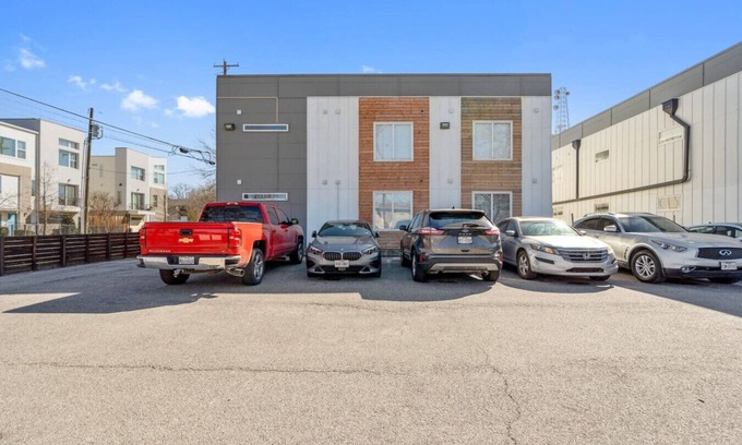 Old East Dallas Apartment | Stylish and Modern Retreat in Downtown w/Parking