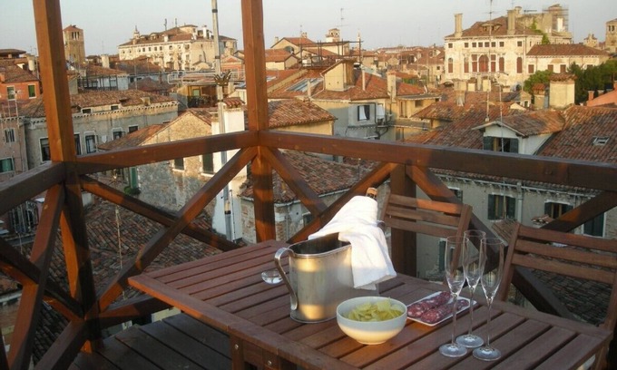 San Polo Apartment | Stylish apartment 5 min walk from Rialto 360 degree panoramic view