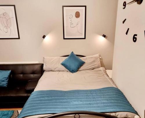 Bensham Manor Apartment | Stylish Apartment, self check-in, Ideal 4 Contractors, 25mins to Gatwick Airport