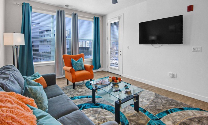 Draper Apartment | Stylish Apartment - Hottub/Parking/Gym/FastWifi/PetFriendly/Coffee Provided