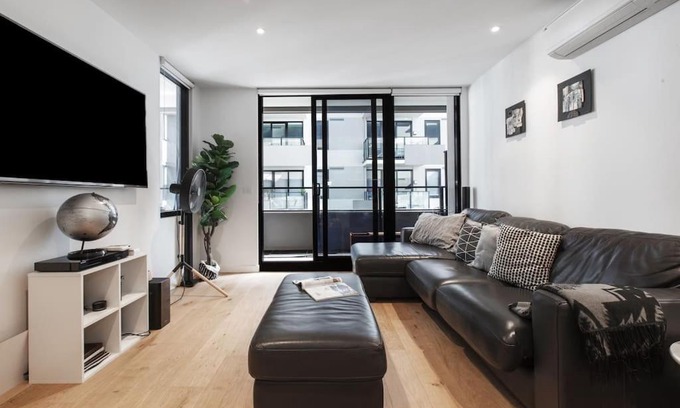 Brunswick East Apartment | Stylish Apt w/Stunning Rooftop Views & Hot Tub