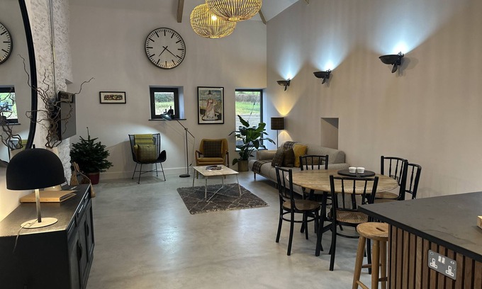 Carmarthen Cottage | Stylish barn conversion, sleeps 5, with hot tub