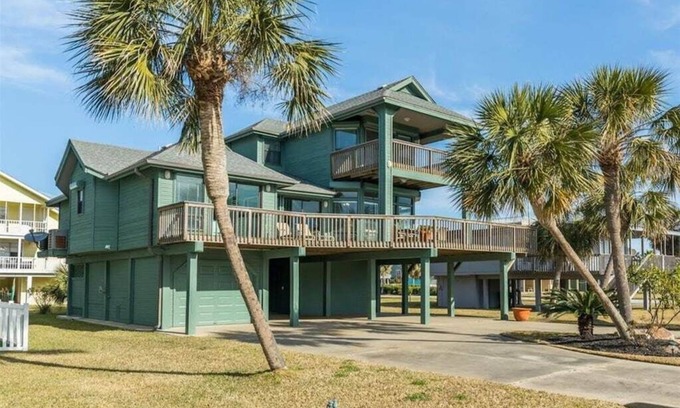 Pirates Beach House | Stylish Beach Retreat: Just 3 Minutes Walk to beach! Ping Pong & beach equipment