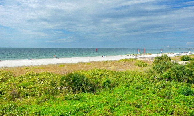 Marco Island House | Stylish beachfront condo with spa/pool and ocean views