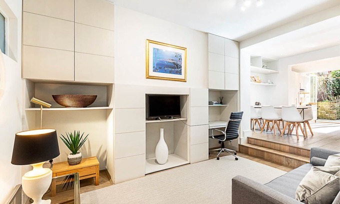 Hammersmith Broadway Apartment | Stylish Brackenbury Village Retreat