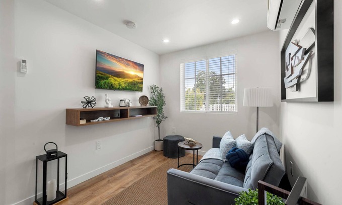 Reseda House | Stylish Brand New ADU in Reseda 1 bedroom 1 bath with A/C