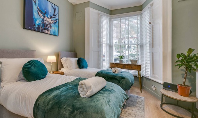 Larkhall Apartment | Stylish Brixton Retreat with Garden, near Tube - 20 minutes to Central London
