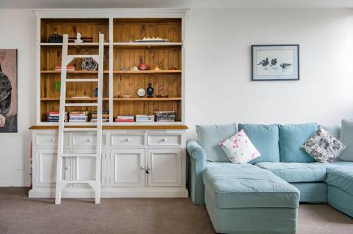 City West Apartment | Stylish Canberra Stay -Sauna ,Pool ,Gym,Balcony