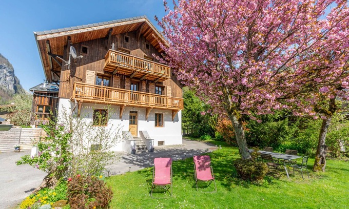 Samoens Ski Chalet | Stylish chalet, central Samoëns, 5 bedrooms, Jacuzzi/spa, pool table, log fire