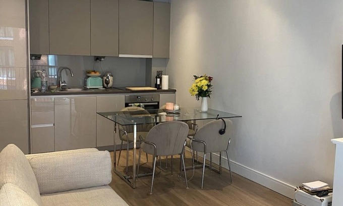 Sands End Apartment | Stylish Chelsea Studio Flat