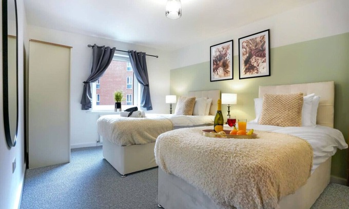 Northampton Apartment | Stylish City Centre Apartment Free Parking Self-Check-In Fast Wifi SmartTVs