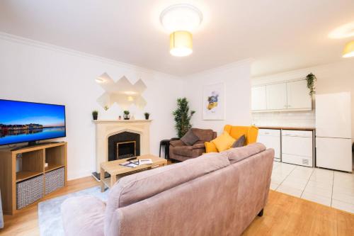 Galway City Centre Apartment | Stylish CITY Centre Townhouse, Sleeps 12 with Parking