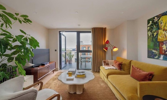 Tottenham Hale Apartment | Stylish City Flat with Private Balcony