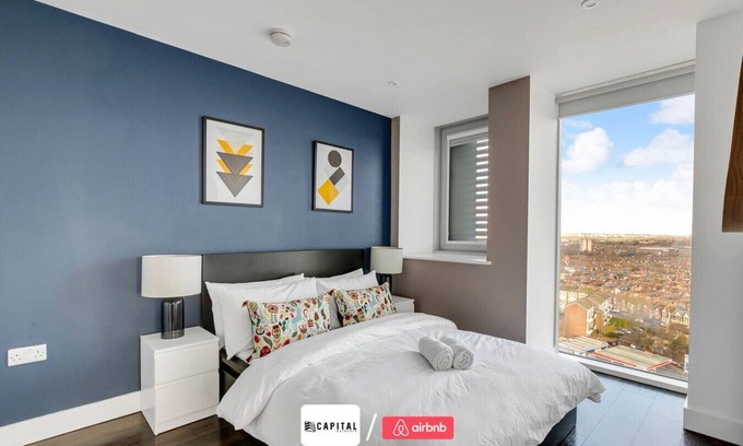 Collier's Wood Apartment | Stylish City Views Near Station