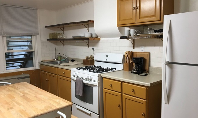 Hudson Apartment | Stylish, clean and bright 2 BR apt just off of Warren Street!