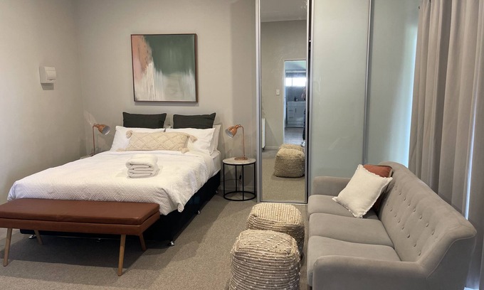 O'sullivan Beach House | Stylish Coastal Unit