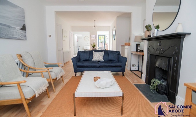 Salcombe House | Stylish Coastal 3 Bed Haven | Close to town on Coronation Road