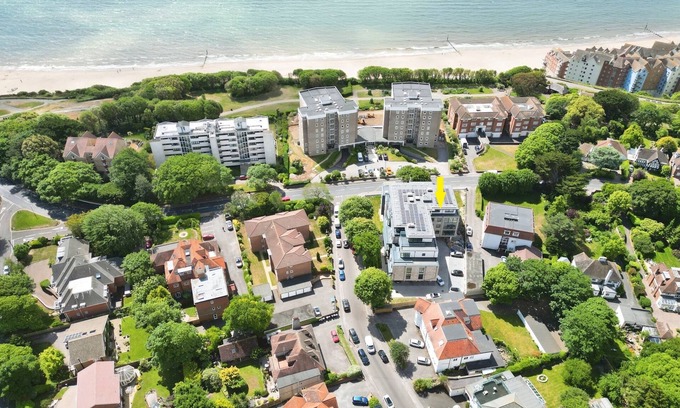 Boscombe Apartment | Stylish Coastal Apartment in Boscombe | Modern Comforts Near Sandbanks & Jurassic Coast
