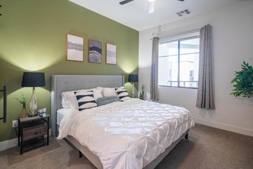 North Scottsdale Apartment | Stylish Comfort-King Bed-Parking-Roku Tv - G4004