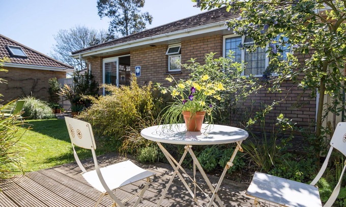 Freshwater Apartment | Stylish, Comfortable Apartment near Freshwater Bay. Pet Friendly. Private Garden