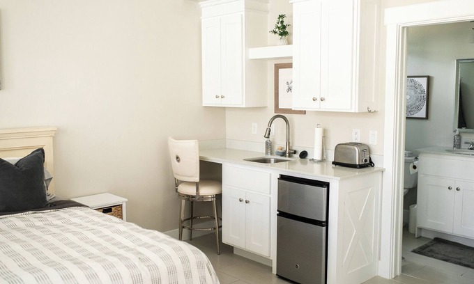 Hurricane Apartment | Stylish & Comfy Gem: Steps to Lake ~ Deck ~ Views! Near Zion National Park