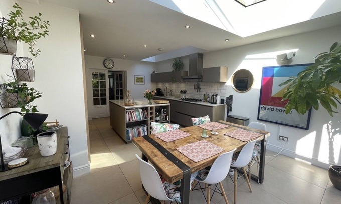 Fulwell and Hampton Hill House | Stylish & comfy home near Bushy Park