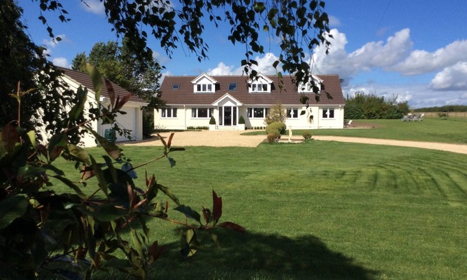 Todber House | Stylish Contemporary 5 bed , 4 bathrooms house near Shaftesbury gated entry