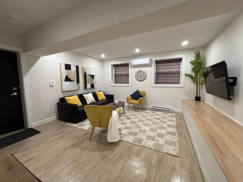 Westmount Apartment | Stylish Condo AC Wi-Fi Westmount Smart TV