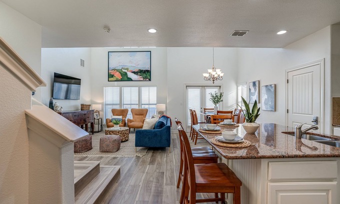 New Braunfels Condo | Stylish Condo on Golf Course, King Suite, Pool