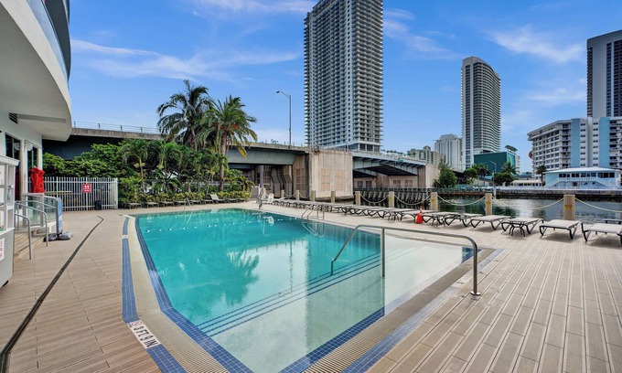 Hallandale Beach Apartment | Stylish Condo Near Ocean Resort Amenities Gym 1709