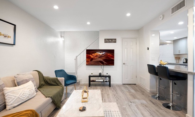 Mesa Condo | Stylish Condo w/Pool + Kitchen - Mesa Retreat