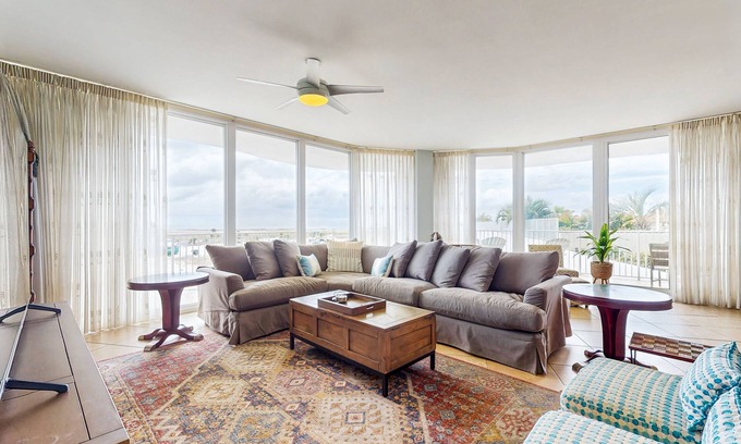Orange Beach East Condo | Stylish Condo with Furnished Balcony, Shared Pool, Hot Tub, & Fitness Center