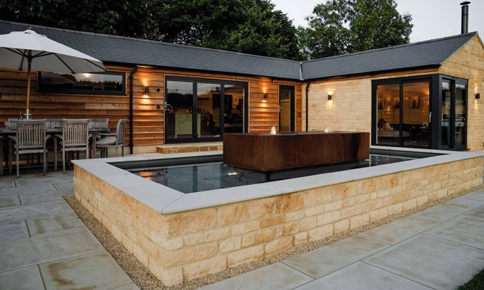 Nettleton House | Stylish Cotswold Barn Conversion with hot tub near Bath