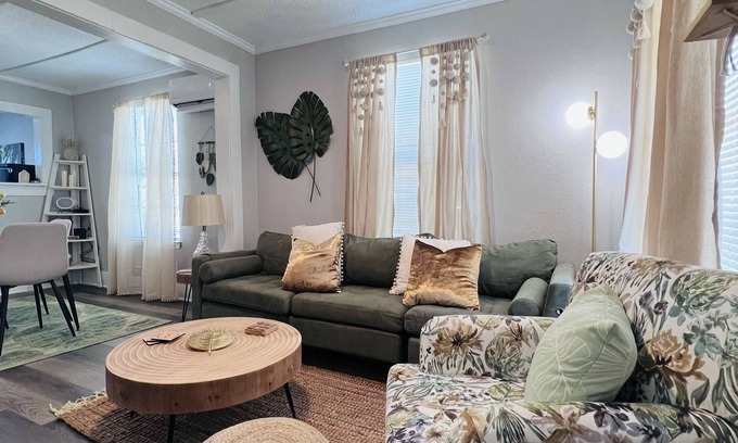 Galveston Cottage | Stylish Cottage-4 min drive to the beach w/free coffee