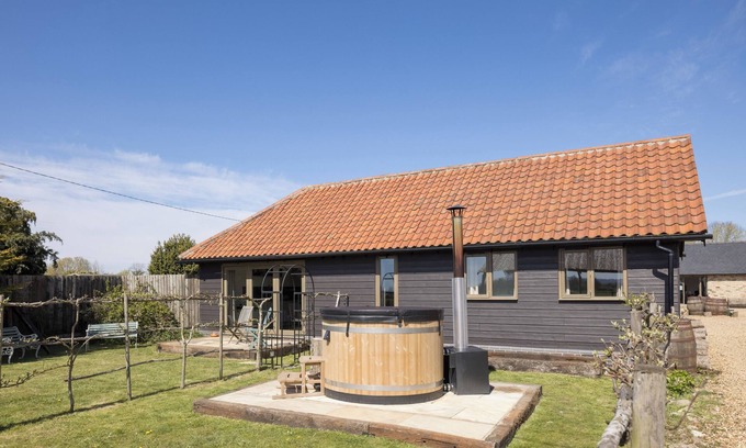 Croydon Cottage | Stylish cottages, countryside views, wood burning hot tubs, 20 mins to Cambridge