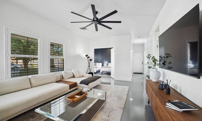 Governmental Mall House | Stylish & Cozy Downtown Home ~ Yard ~ Parking + EV~ Near DTPHX attractions