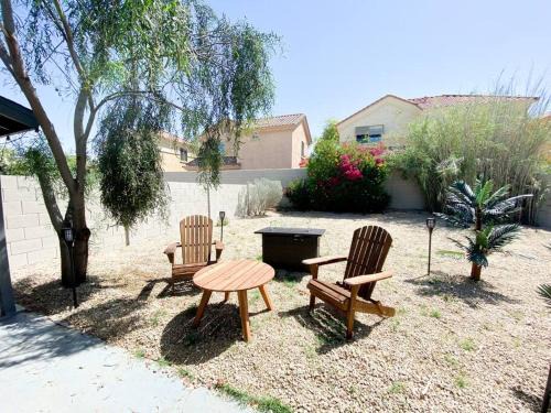 Jen Tilly Terrace Villa | Stylish Cozy Townhouse with King Bed & Parking Near Arizona State University, Mill Avenue & Tempe Downtown