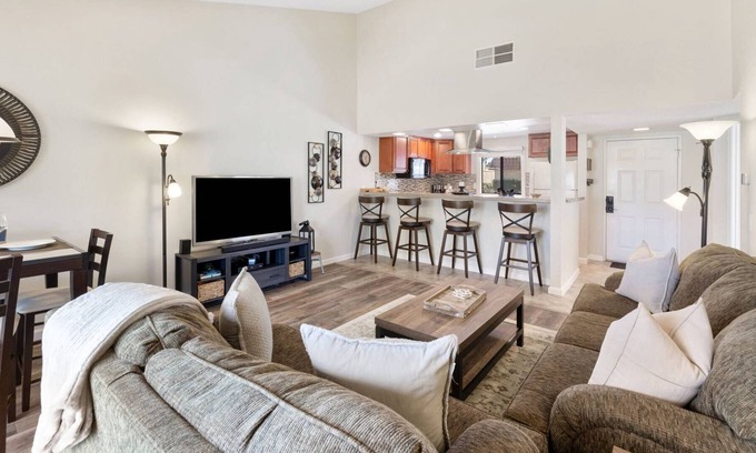 Palm Desert Condo | Stylish Desert Getaway | Bright & Upgraded | Golf Course, Community Pool & Tennis Amenities