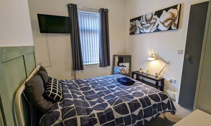Barrow-in-Furness House | Stylish Double En Suite Room in a Central Location with Fantastic Facilities.