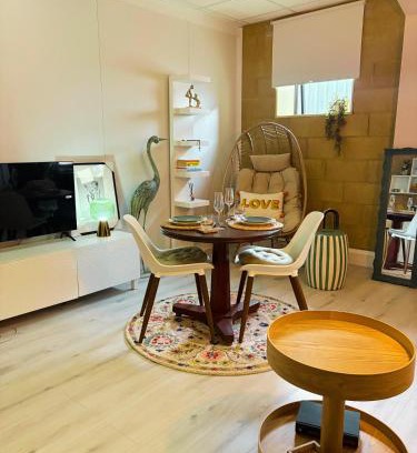 Park Royal Hotel | Stylish Double Room Park Royal with off-site Gym Access to Showers