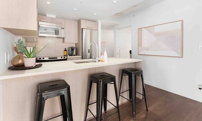 Downtown Eastside Condo | Stylish Downtown Oasis ~ Breathtaking View ~ Gym!