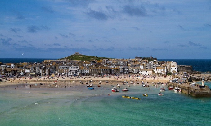 Gulval House | Stylish family friendly Cottage, near Penzance & Coast, with parking & garden