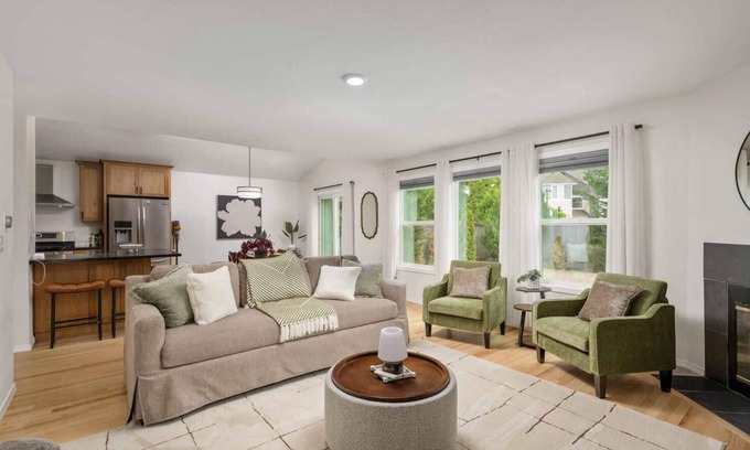 Oak Creek House | Stylish Family Retreat w/Patio, & Game Console in Heart of Lake Oswego’s Westlake Neighborhood