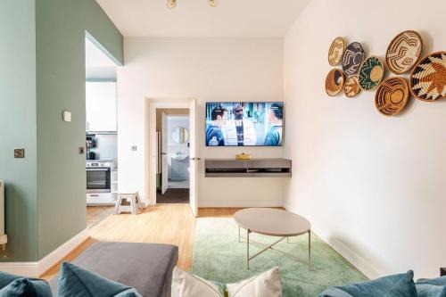 Swindon Apartment | Stylish flat in central location with free parking