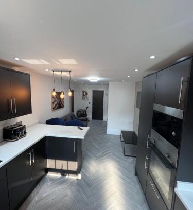 Squirrel's Heath Apartment | Stylish Flat in London