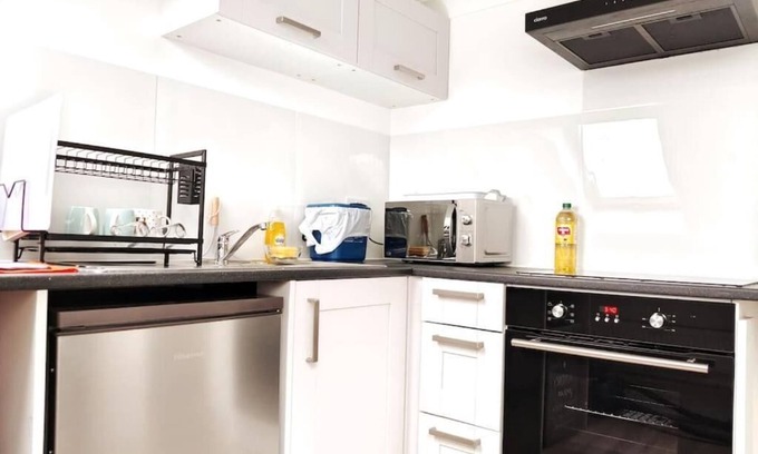 Forest Gate Apartment | Stylish Flat in London With Free Parking