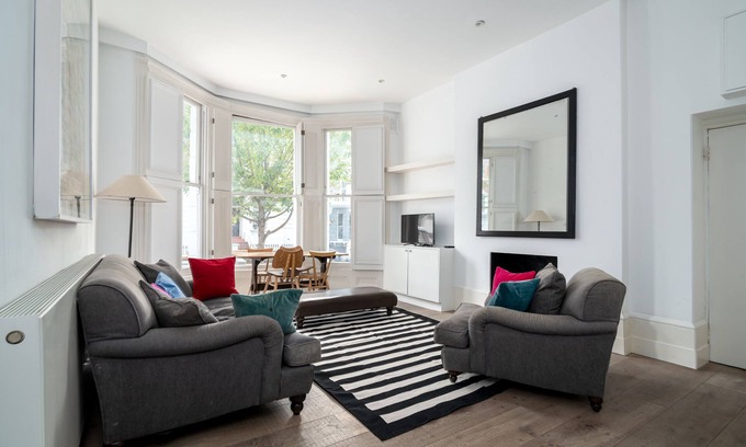 North Kensington Apartment | Stylish Flat Steps Away from Portobello Market