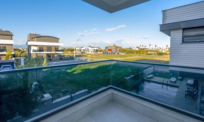 Lara Apartment | Stylish Flat w Balcony Near Lara Beach